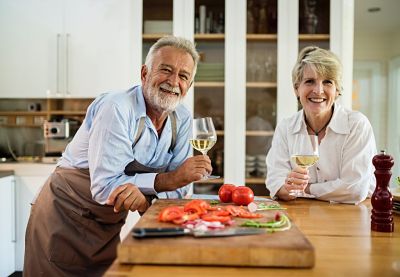 Pareja de ancianos tomando vino.