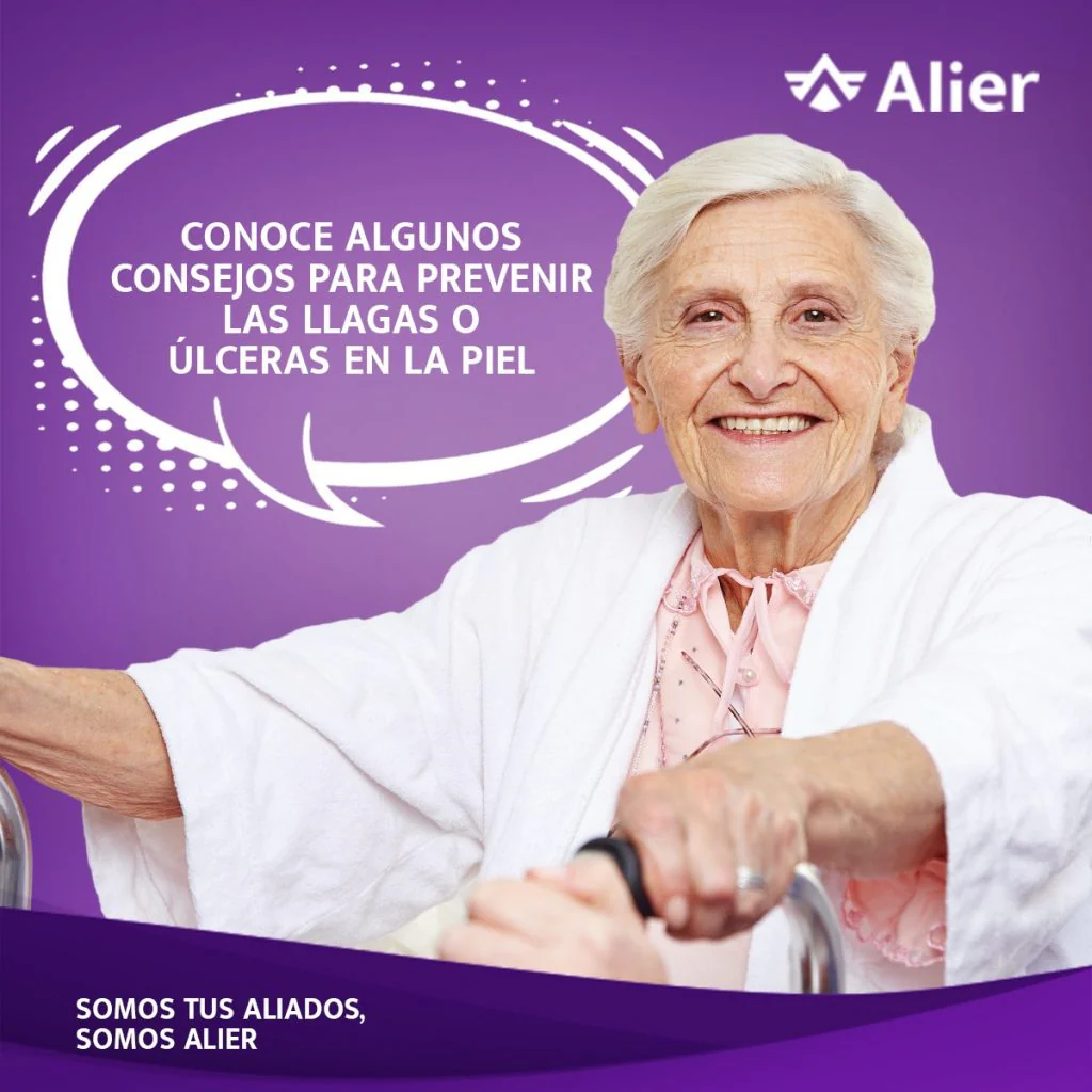 Adulto mayor sonriendo, fondo de color morado.