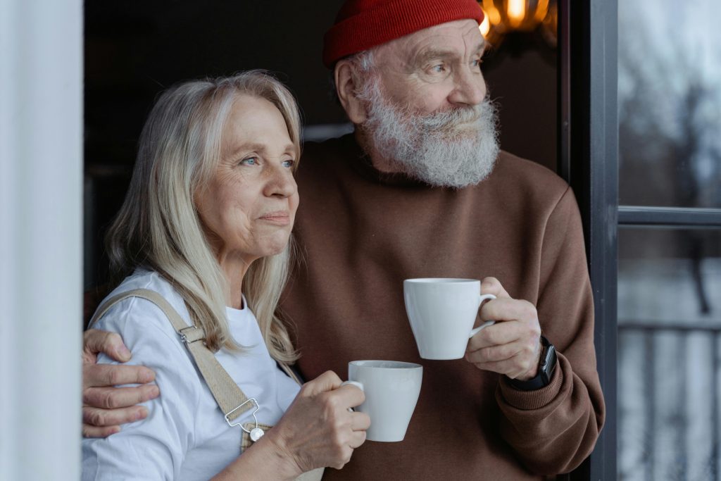 Adultos mayores tomando café. Pañales para adultos.