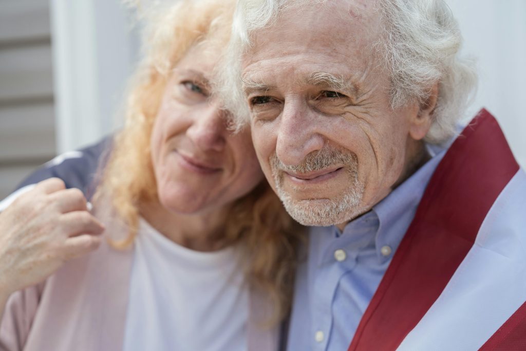 Pareja de adultos mayores abrazados. Pañales para adulto.