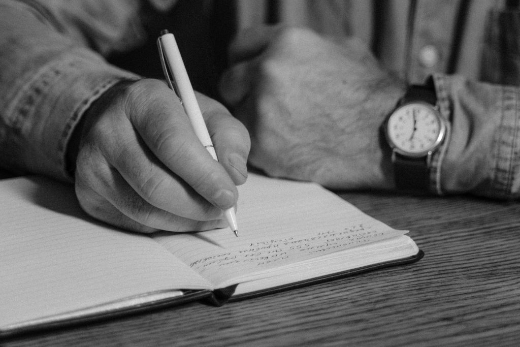 Adulto mayor haciendo su diario miccional. Fotografía en blanco y negro. Pañales para adultos