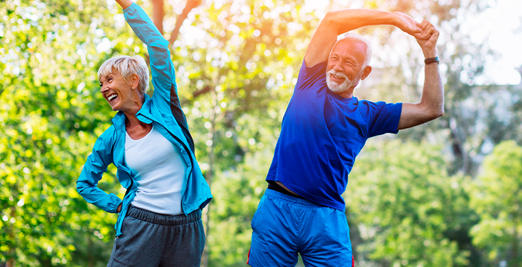 Adultos mayores haciendo ejercicio. | Pañales para adultos. - Pañales para adultos